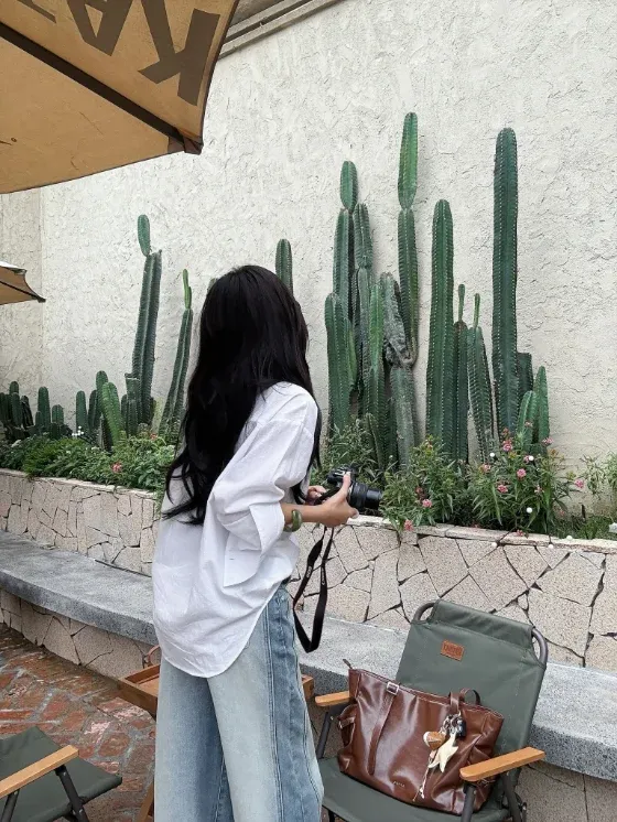 Sơ mi linen trắng phối jeans